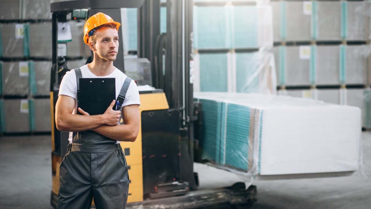 10224001 Emelőgép-ügyintéző